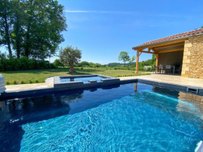 Villa moderne , neuve piscine jacuzzi .